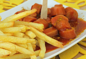 Currywurst mit Pommes frites
