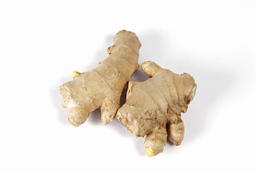 Zwei Ingwerknollen von oben auf weiß isoliert