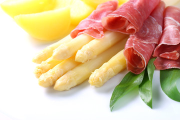 Spargel mit Serranoschinken, Bärlauch und Salzkartoffeln