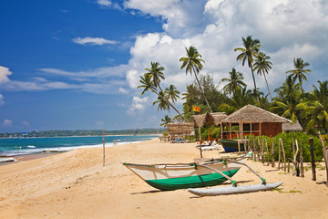 Plakat opuszczony tropikalna plaża z łodzi, Sri Lanka