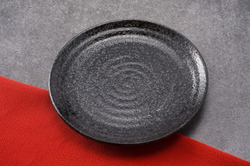 和風の布地と皿
