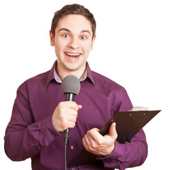 Reporter spricht in Mikrofon