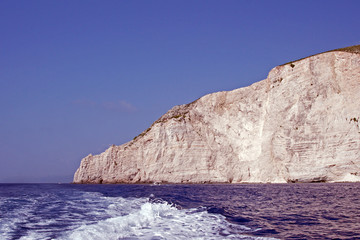 Morze i biała ściana klifu, grecka wyspa Zakynthos