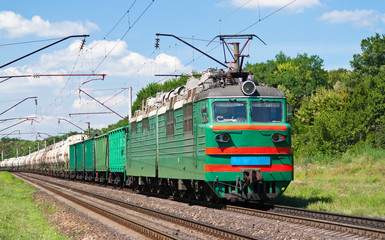 Fototapeta na wymiar Elektryczna lokomotywa pcha pociąg towarowy