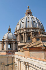 Fototapeta na wymiar Detal architektoniczny bazyliki San Pietro dachu w Watykanie