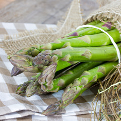 grüner Spargel gebunden