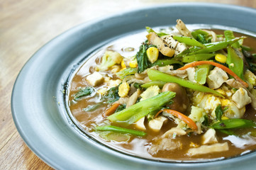 vegetarian thai food : stired noodle in creamy gravy sauce