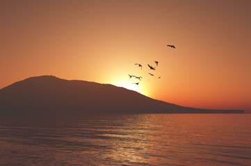 山並みと夕日