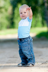 Fototapeta premium Happy little boy in the green park