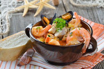 Leckere Fischsuppe in der Keramikschale