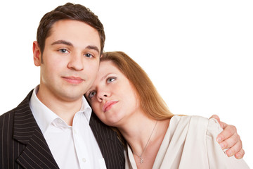 Frau lehnt sich an Mann