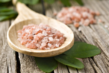 Course pink Himalayan salt on a wooden spoon - obrazy, fototapety, plakaty