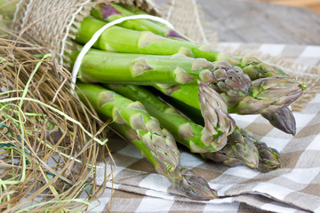 bund von grünem Spargel