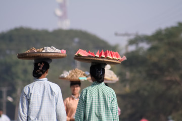 Vendeuse amulante Birmane
