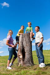 Familie auf Exkursion im Sommer