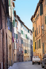 Fototapeta na wymiar Malowniczej ulicy w Sienie