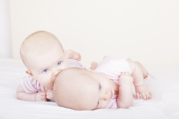 eineiige Zwillingsschwestern beim Krabbeln lernen