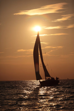 Fototapeta Jacht i żagle na tle zachodzącego słońca
