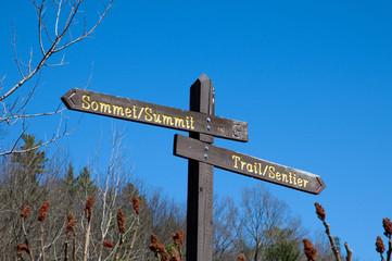 trail signs in English and French