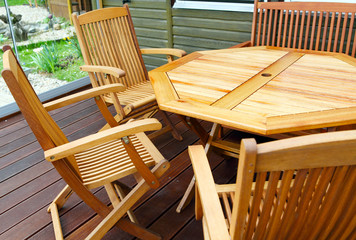 Holzterrassenmöbel frisch geölt