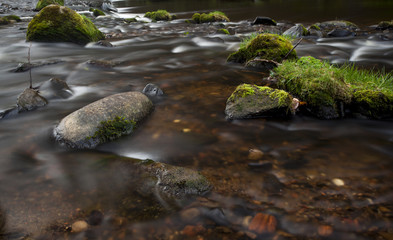 Naklejka na ściany i meble Małe moutain rzeka w Szkocji