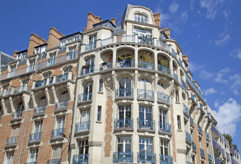 Fototapeta premium Fassade eines traditionellesn Mehrfamilielnhauses in Paris, Fran