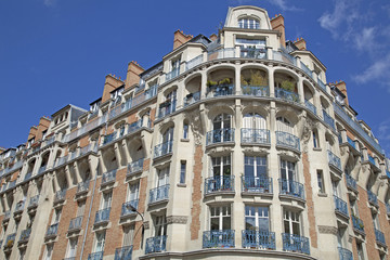 Fototapeta premium Fassade eines traditionellen Mehrfamilienhauses in Paris, Fran