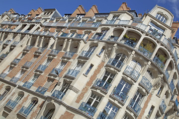 Fassade eines traditionellen Mehrfamilienhauses in Paris, Fran