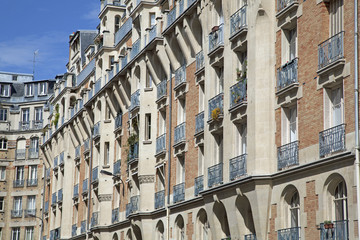 Fototapeta premium Fassade eines traditionellesn Mehrfamilielnhauses in Paris, Fran