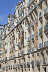 Fototapeta na wymiar Fassade eines traditionellesn Mehrfamilielnhauses in Paris, Fran