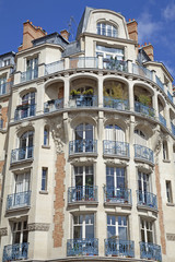Fassade eines traditionelles Mehrfamilielnhauses in Paris, Fran