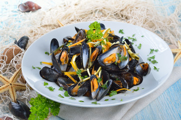 Frische Muscheln mit Limettensoße und Gemüsestreifen