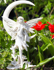 Elfenhafter Engel im Frühling
