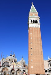 Fototapeta premium Campanile et basilique place Saint-Marc à Venise - Italie