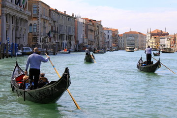 Fototapeta na wymiar Balade en gondoles dans le Grand Canal de Venise - Italie