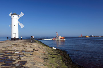Schiff fahrt in Hafeneinfahrt Usedom Sindemünde
