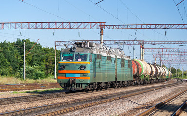 Fototapeta na wymiar Pociąg towarowy z ładunków płynnych na Ukrainie
