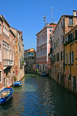 Fototapeta na wymiar Beatifull canal in Venice - 2