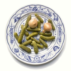 Cornichons et oignons sur assiette