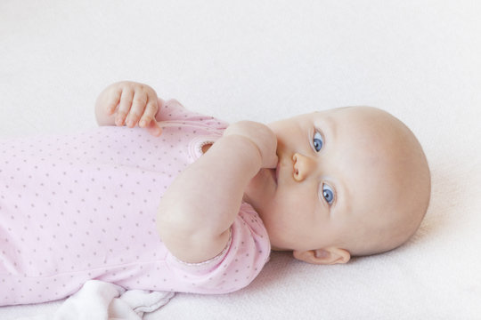 Baby beim Daumennuckeln lernen