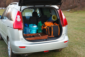 hatchback car loaded with open trunk and luggage - obrazy, fototapety, plakaty