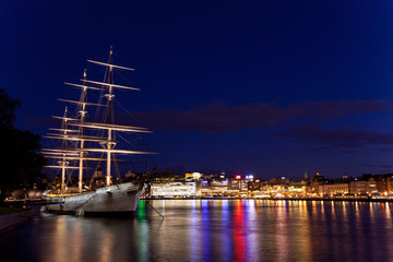 Fototapeta na wymiar Statek żaglowy w porcie w Sztokholmie