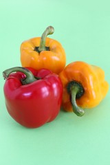 peperoni su sfondo verde