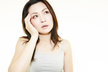 頭痛を訴えている女性