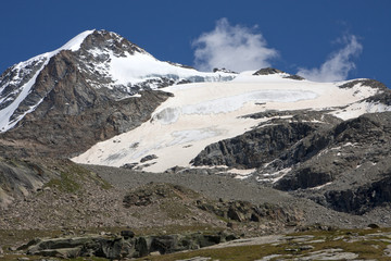 Fototapeta na wymiar Alpine landscape in the national park of great paradise