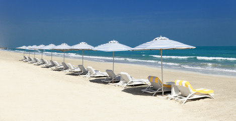 Fototapeta na wymiar Panoramiczny widok z krzesła na plaży