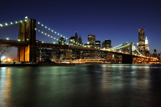 Notturno su ponte di Brooklyn e Manhattan © flippolis