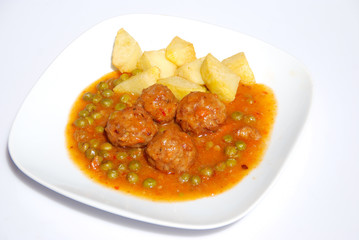 PLATO DE ALBÓNDIGAS DE CARNE CON PATATAS Y GUISANTES