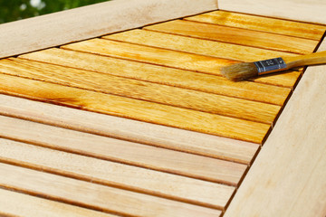 Abgeschliffener Holztisch wird geölt