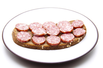 Bauernwurst auf Brotscheibe